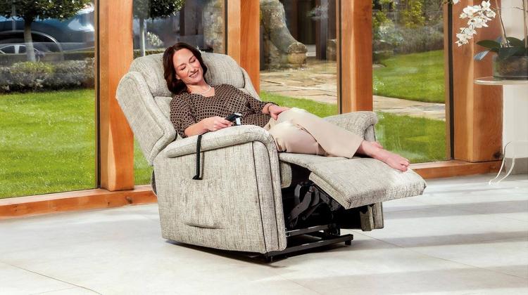 Roma Small Riser Recliner