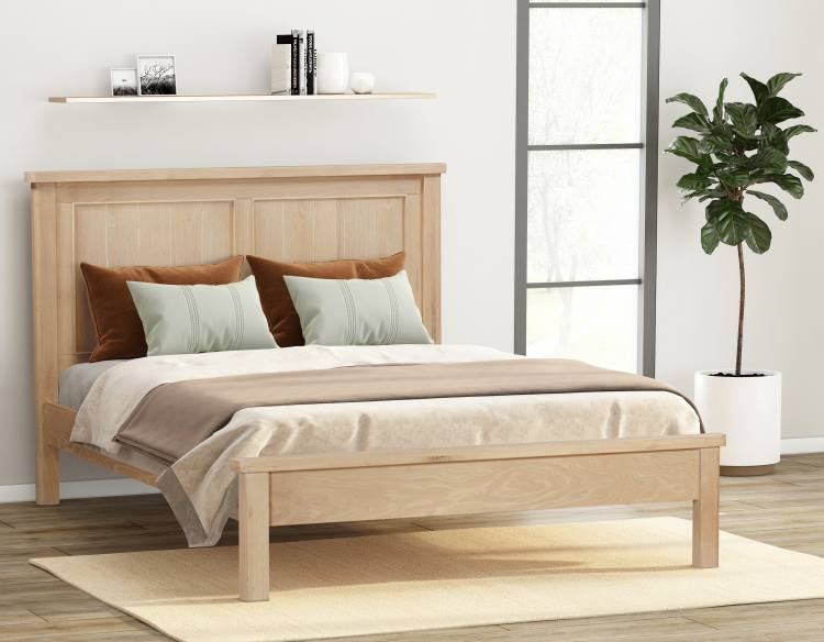 Kingsize bedstead shown in a room setting 